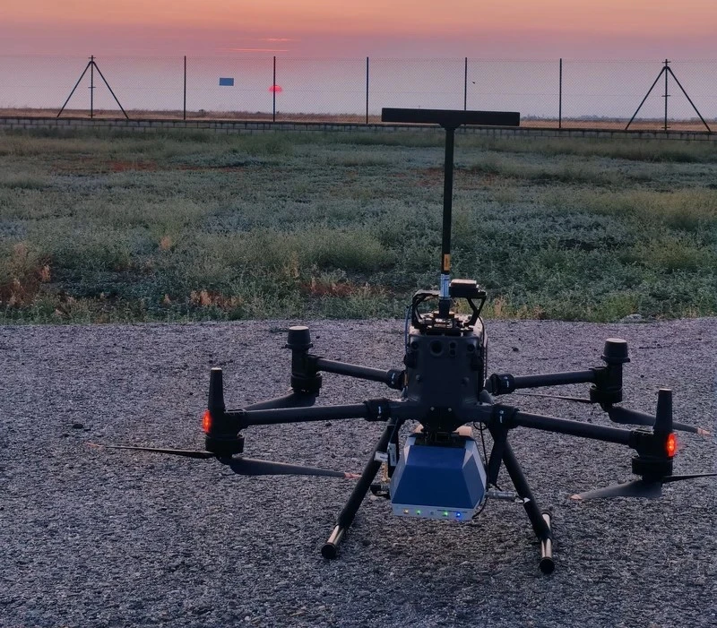 Dron en una instalación de una radioayuda de Enaire. Foto: Enaire